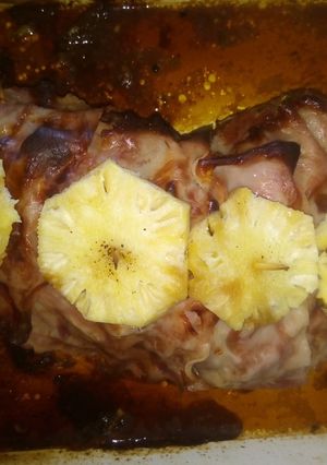 Una foto de Bondiola con cubierta de jamón y anana