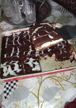 صورة لوصفة حلوى بكريمة الشوكولاطة كتجي رطبة وبنينة