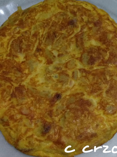 Una foto de Tortilla de patatas con beicon y ajo, en sartén AMC