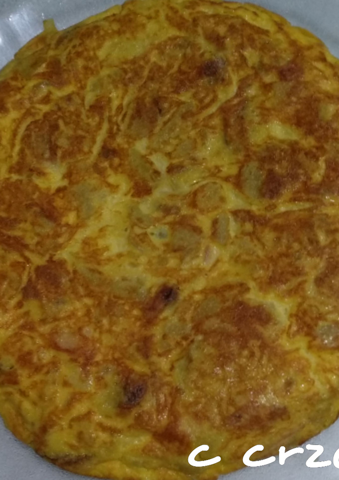 Una foto de Tortilla de patatas con beicon y ajo, en sartén AMC