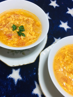 Una foto de Consomé de Huevos con Tomate