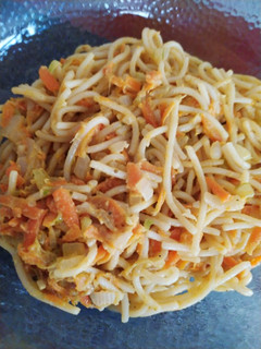 Una foto de Espaguetis con verduras y queso