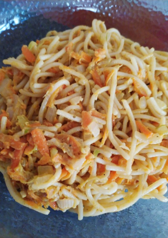 Una foto de Espaguetis con verduras y queso