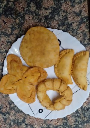 A picture of Onion kachori (different shapes).
