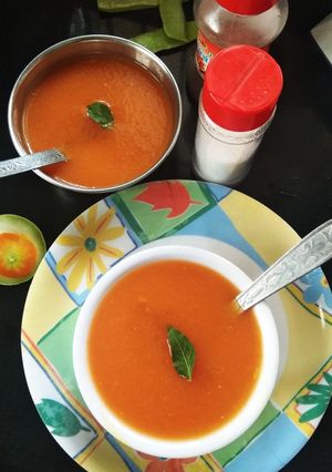 लौकी टमाटर का सूप (lauki tamatar soup recipe in hindi) रेसिपी मुख्य फोटो