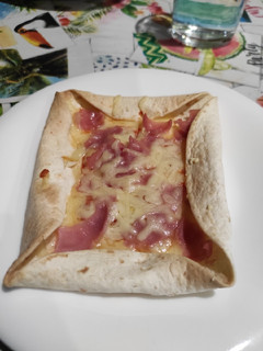 Una foto de Pizza con masa de tortita rellena