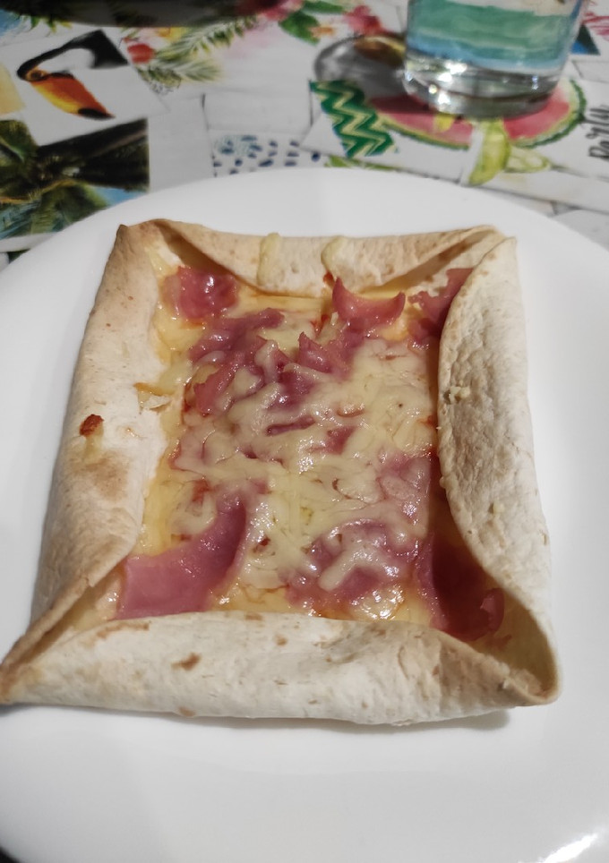 Una foto de Pizza con masa de tortita rellena