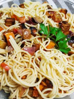 Una foto de Espaguetis con boniato y verduras a la sartén