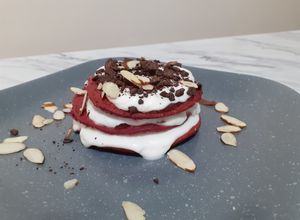 Una foto de Hotcakes red velvet, opción sana