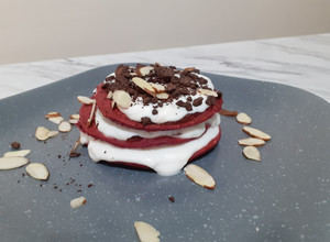 Una foto de Hotcakes red velvet, opción sana