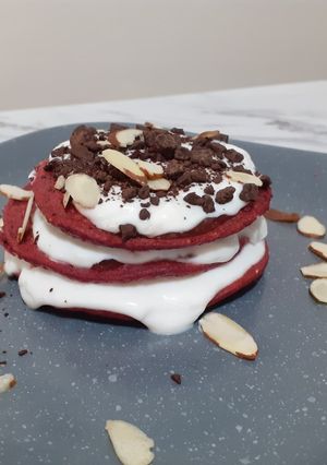 Una foto de Hotcakes red velvet, opción sana