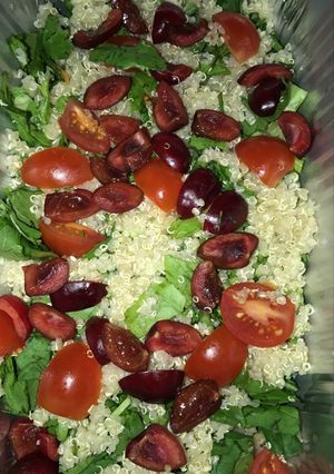 صورة لوصفة سلطة الكينوا بالكرز