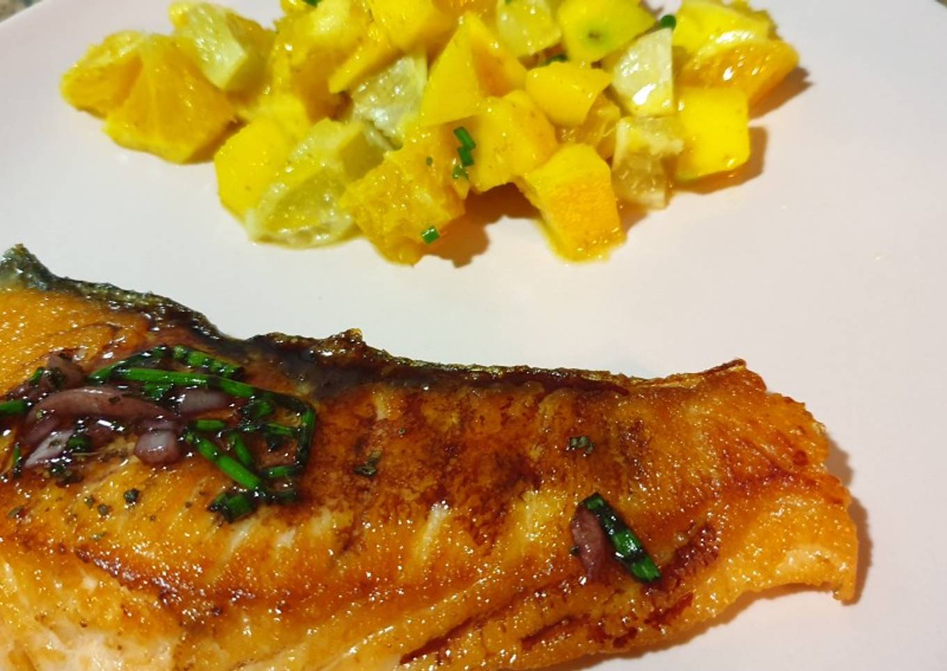 Salmón asado con tartar de cítricos y mango