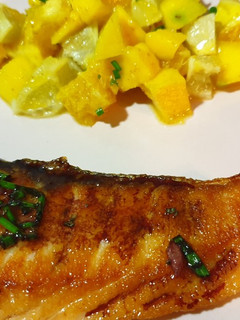 Una foto de Salmón asado con tartar de cítricos y mango