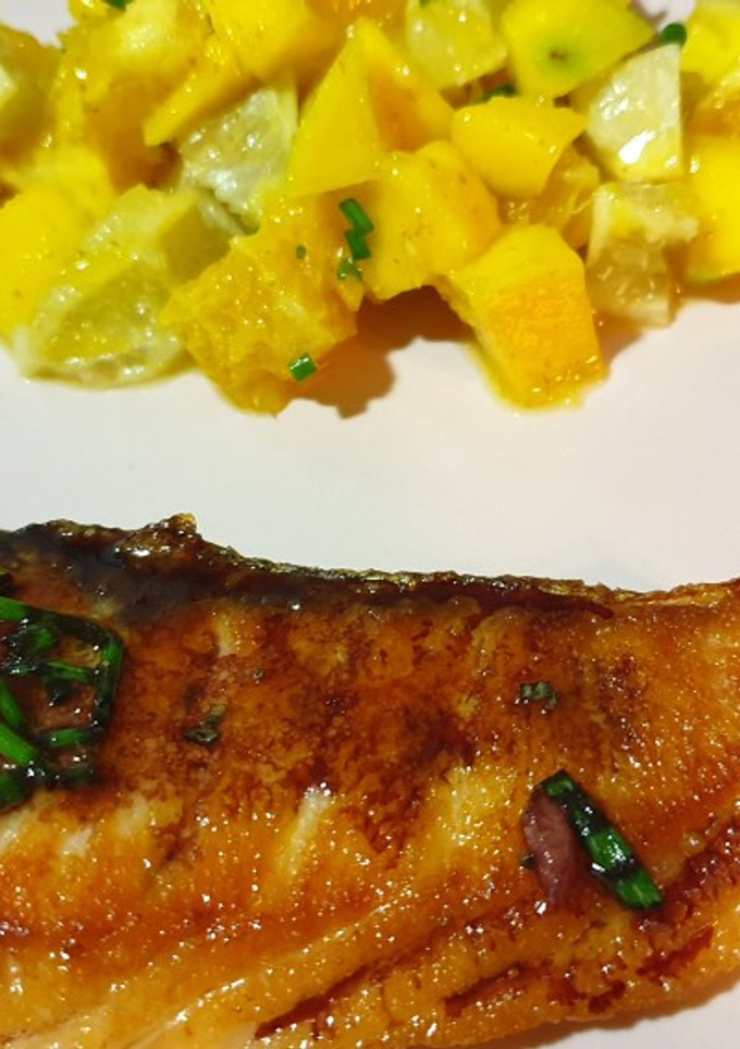 Una foto de Salmón asado con tartar de cítricos y mango