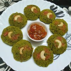 A picture of Palak Carrot Rava Idli.