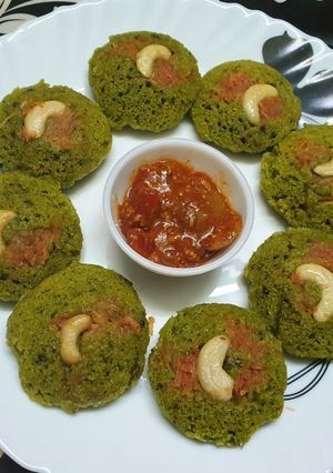 A picture of Palak Carrot Rava Idli.