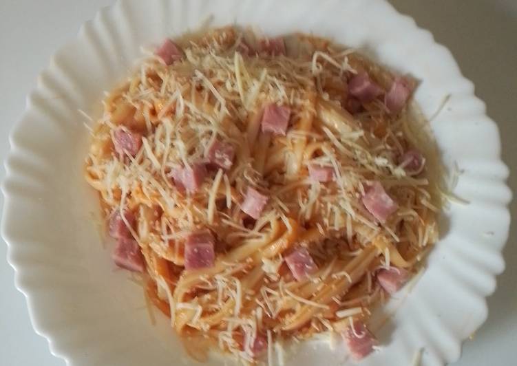 Espaguetis con trocitos de jamón York
