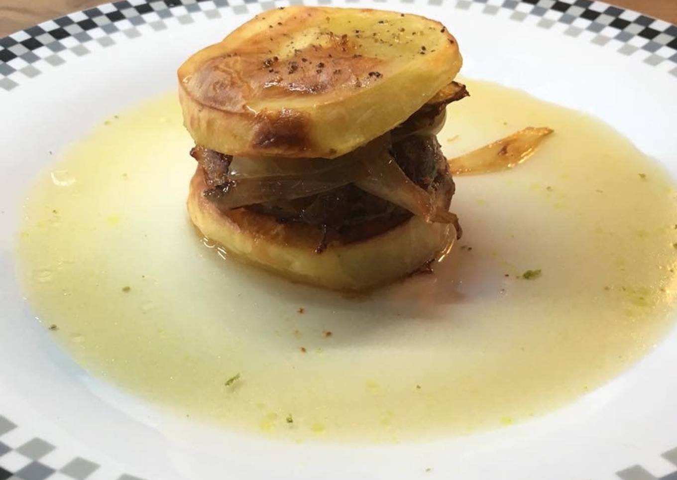 Hamburger de pommes de terre. Pommes de terre farcie revisitée