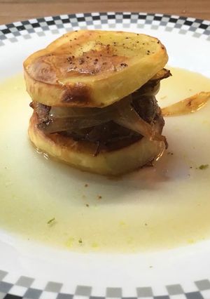 Une photo de Hamburger de pommes de terre. Pommes de terre farcie revisitée