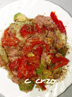 Una foto de Ensalada de pimientos y aguacate