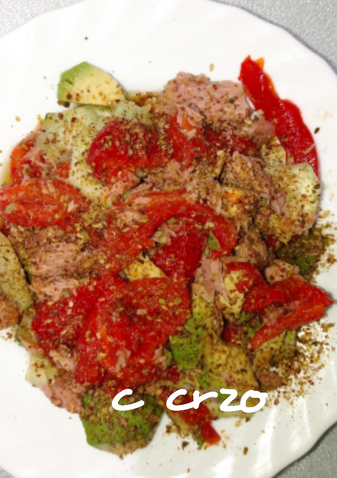 Una foto de Ensalada de pimientos y aguacate