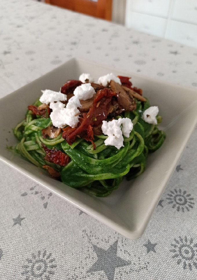 Una foto de Pasta con salsa de espinacas, champiñones y tomate seco