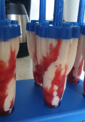 Una foto de Polos de yogurt Griego, mermelada de melocotón y sirope de fresa