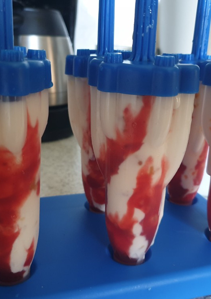 Una foto de Polos de yogurt Griego, mermelada de melocotón y sirope de fresa