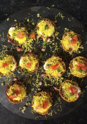મિક્સ કઠોળ બાસ્કેટ પૂરી(mix kathol basket puri recipe in gujarati) રેસીપી મુખ્ય ફોટો