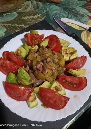 Una foto de Hamburguesa con cubierta de manzana a la cerveza, acompañado de ensalada de aguacate y tomate