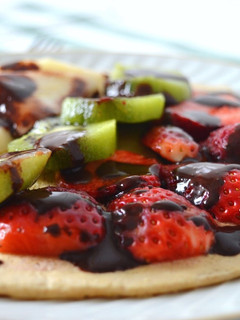 Una foto de Maxi tortita de avena con frutas y sirope de chocolate
