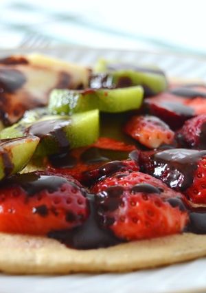 Una foto de Maxi tortita de avena con frutas y sirope de chocolate