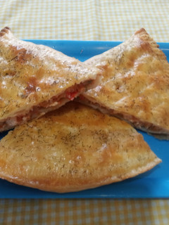 Una foto de Hojaldre redondo sin gluten o normal relleno de salmón fresco