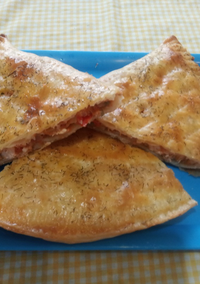Una foto de Hojaldre redondo sin gluten o normal relleno de salmón fresco