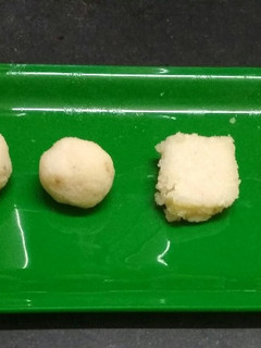 A picture of Coconut ladoo and coconut barfi.