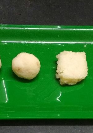 A picture of Coconut ladoo and coconut barfi.