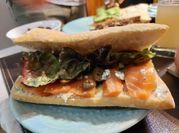 Una foto de sándwich salmón ahumado
