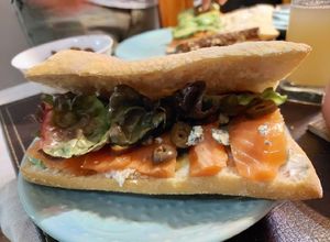 Una foto de Sándwich de Ciabatta con Salmón Ahumado