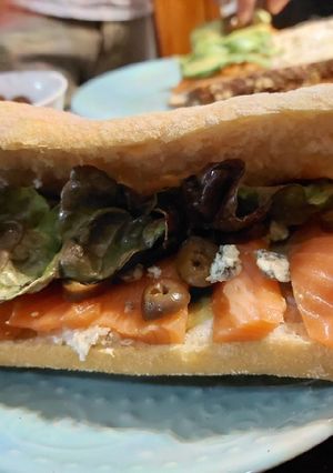 Una foto de Sándwich de Ciabatta con Salmón Ahumado
