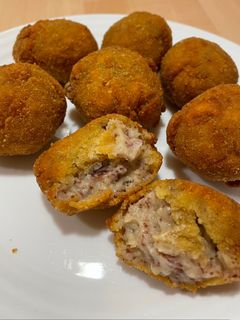 Una foto de Croquetas de Cecina y Membrillo con Mambo