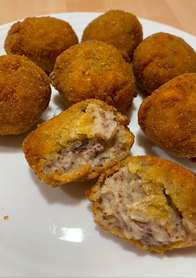 Una foto de Croquetas de Cecina y Membrillo con Mambo