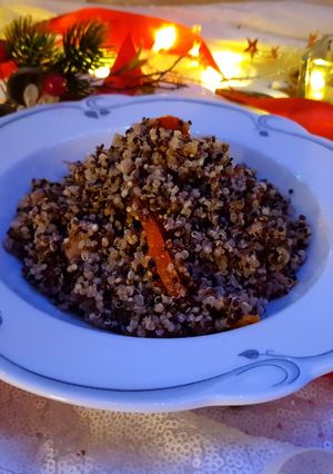 Foto di Quinoa tricolore con peperoni e tonno