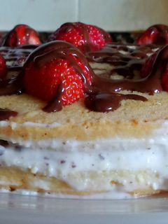 Una foto de Tarta de fresas, mascarpone y chocolate negro (sin gluten)