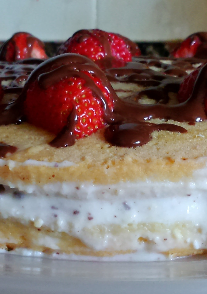Una foto de Tarta de fresas, mascarpone y chocolate negro (sin gluten)