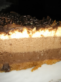 Una foto de Tarta de 3 chocolates al café