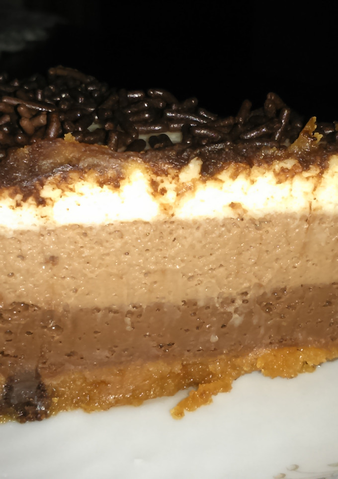 Una foto de Tarta de 3 chocolates al café