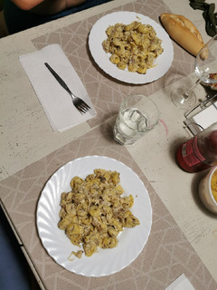 Una foto de Tortellini de carne con salsa de cebolla