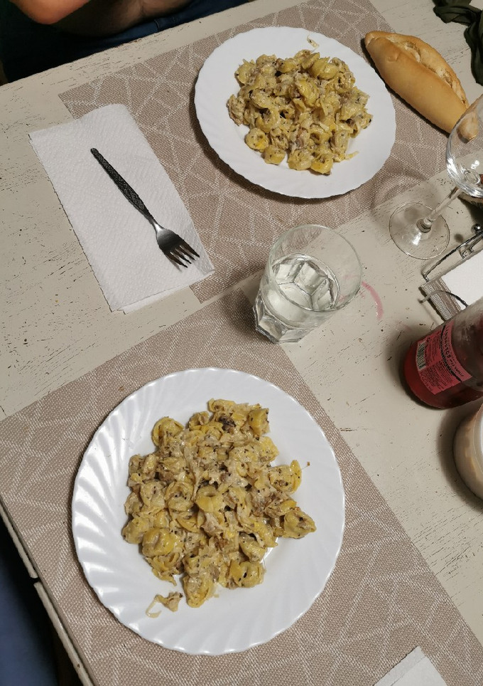 Una foto de Tortellini de carne con salsa de cebolla