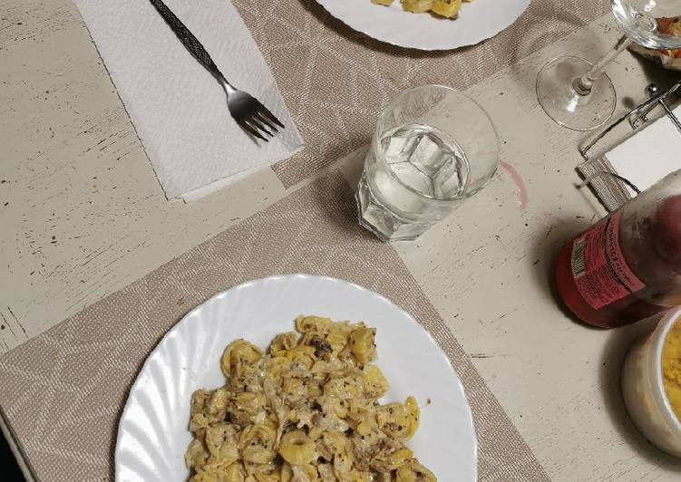 Tortellini de carne con salsa de cebolla